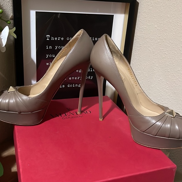 Valentino Garavani beige leather platform stilettos. SZ: 39 1/2 - Picture 4 of 10